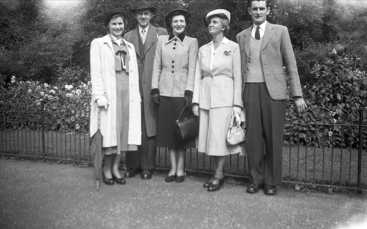 Guri i hvit kåpe og Dordi Arentz i hvit drakt med vennene Jørg Jebsen, Jane og Ken. Fotografert i England september 1950.