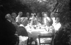 Familie og venner samlet til middag i hagen i anledning  dia
