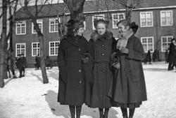 Tre jenter fotografert i Trondheim ca. 1919. I midten Margre