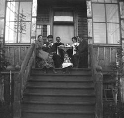 Det drikkes kaffe på trappeavsatsen foran Arentz-familien he