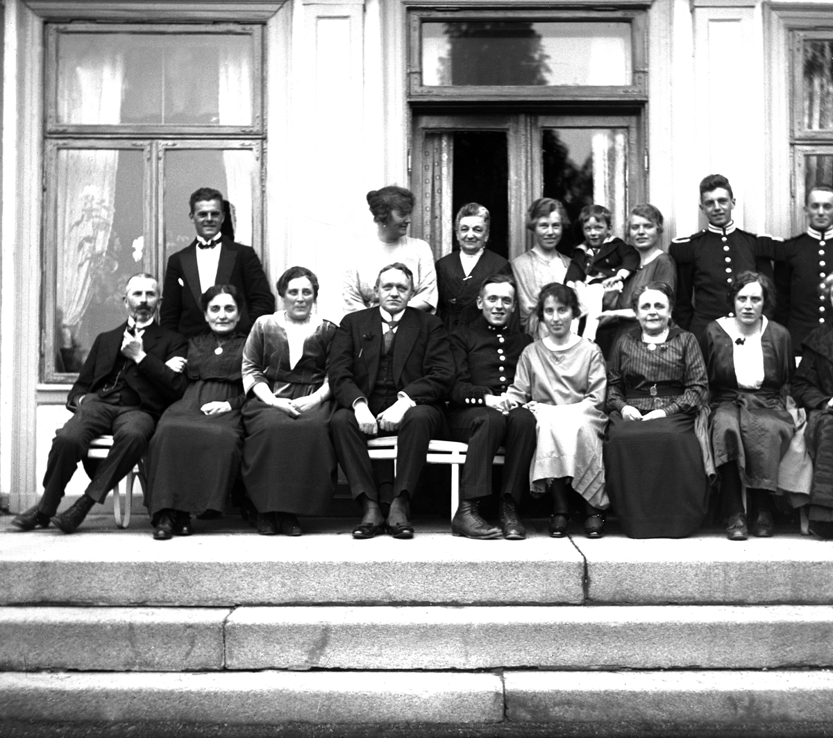 Bryllupsgjester samlet til annendags bryllup hos familien Klingenberg. I midten brudeparet Sofie Arentz og Leif Klingenberg, ytterst til venstre Dikka og Eyvind Arentz.  Fotografert mai 1921.