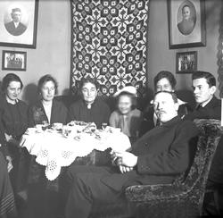 Familien Bruun på besøk hos familien Arentz på Elverhøy. Num