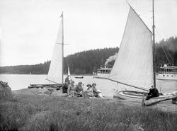 En gruppe unge skal på søndagstur i seilbåt. I bakgrunnen to