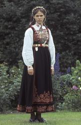 Bruden er ferdig pyntet. Bø i Telemarke.