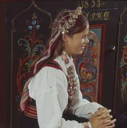 Bruden er ferdig pyntet. Bø i Telemarke.