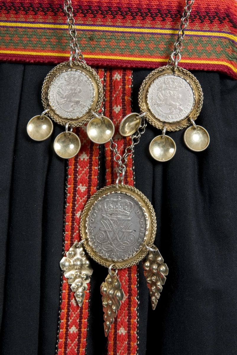 Serie med bilder av kvinnedrakt, som er sendt til en utstilling i Islamabad, Pakistan.