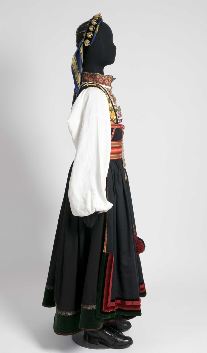 Serie med bilder av kvinnedrakt, som er sendt til en utstilling i Islamabad, Pakistan.