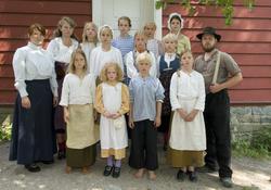 Ferieskolen uke 27, 2009.
Klassebilde utebfor skolestuen.