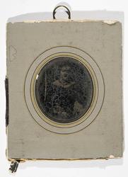 Portrett av kvinne, ukjent. Hun poserer antatt sittende.