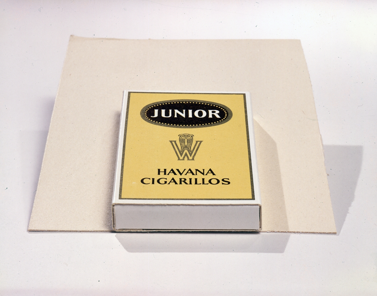 Reklamefoto for Junior cigarillos fra Johs. N. With.