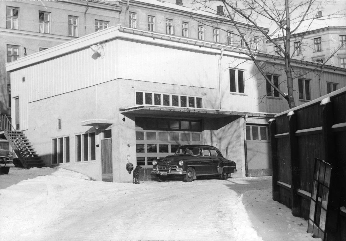Konstruksjon av garasje og lager ved Tiedemanns Tobaksfabrik i Stensberggate i 1954. Bil av typen Chevrolet 1952.