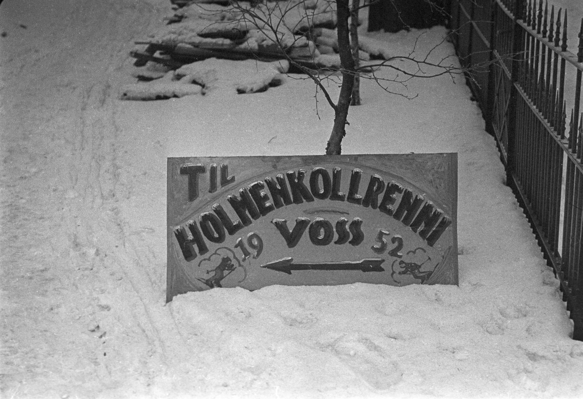 Plakat med ordlyden "Til Holmenkollrenni på Voss 1952". Holmenkollrennene på Voss 1952. Fotograf Dagbladet