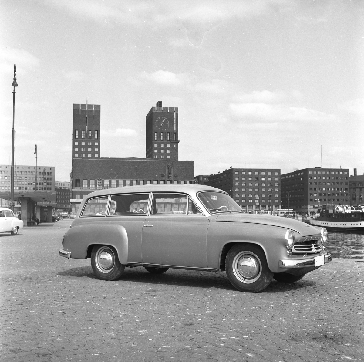 Reklame. Bilen Wartburg på Rådhusplassen, Oslo.