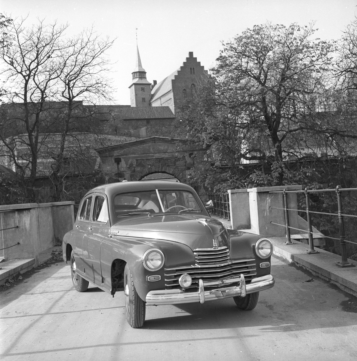 Bilen Warszawa foran Akershus Festning, Oslo. Fotografert 21. oktober 1956.