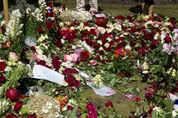 Ved Oslo domkirke. Blomster og kondolanser lagt ned i Oslo s