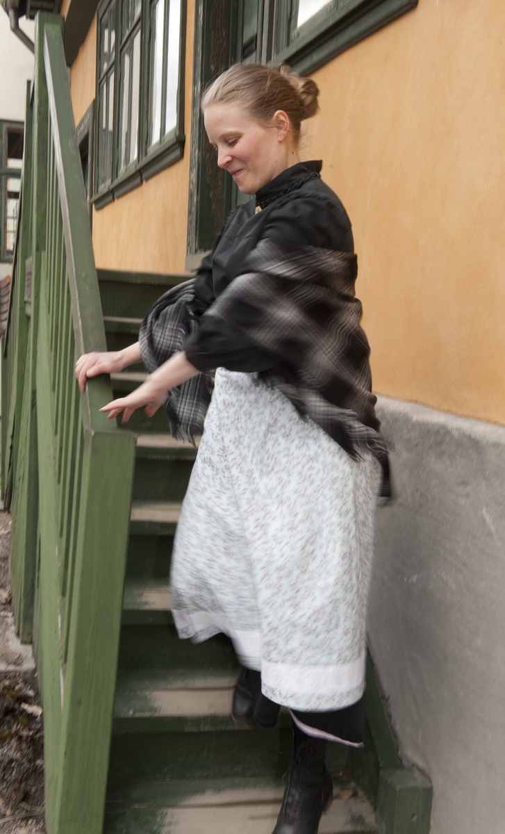 Vandreteateret "Kvinner i hundre!" ble vist på friluftsmuseet på Norsk folkemuseum april-juni 2013, i forbindelse med stemmerettsjubileet. På bildet står skuespiller Miriam Morland i trappen utenfor Sparebankmuseet.