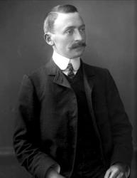 Portrett, mann med dress. Stud.med. Amundsen.