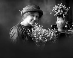 To portretter av kvinne med hatt og blomster. Frøken Brudal,