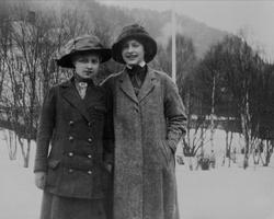 Avfotografering. Gruppeportrett, to jenter i vinterklær, snø