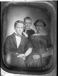 Avfotografering. Gruppe, søsken, to gutter en jente.
Daguer