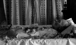 Post mortem-fotografi. Død mann i kiste.