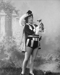 Portrett, sopran Ina Madsen som Sibler i operaen Faust.