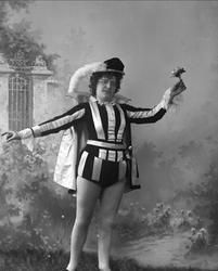 Portrett, sopran Ina Madsen som Sibler i operaen Faust.