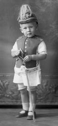 Portrett, liten gutt med uniform og kårde.