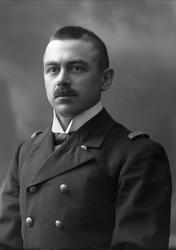 Portrett, mann i marineuniform. Kaptein Engelstad.
