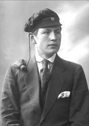 Portrett, mann med studentlue. Student Andreas Heille.