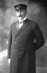 Portrett, mann i uniform. Olav Skræde.