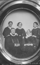 Avfotografering, bilde i ramme. Gruppeportrett, prestefamili