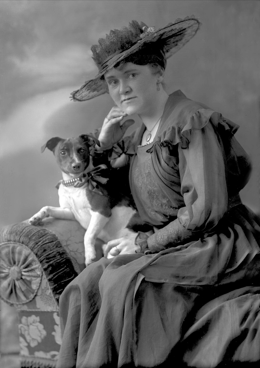 Portrett, kvinne med hatt og hund. Frøken Inga Gundersen.