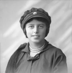 Portrett, kvinne med studentlue. Frøken Valborg Alfsen.