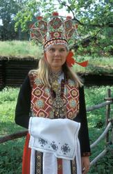 Brud med perlekrone, Hardangerdrakt
i friluftsmuseet, Norsk