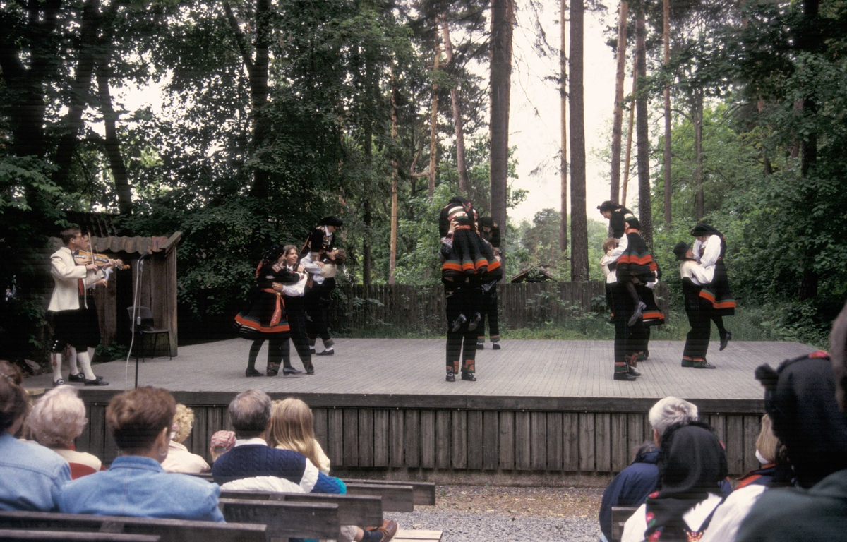 Fra Setesdalsuka,  på Norsk Folkemuseum, fra  6.-12. juni i jubileumsåret 1994.Norsk Folkemuseums dansegruppe danser på Friluftsteateret, bygning nummer 349.