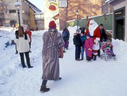 Julemarked på Norsk Folkemuseum i 1993. Julenissen er på pla