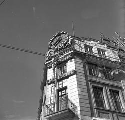 Bybygning med klokke, mann med stige, Oslo. 1956.
