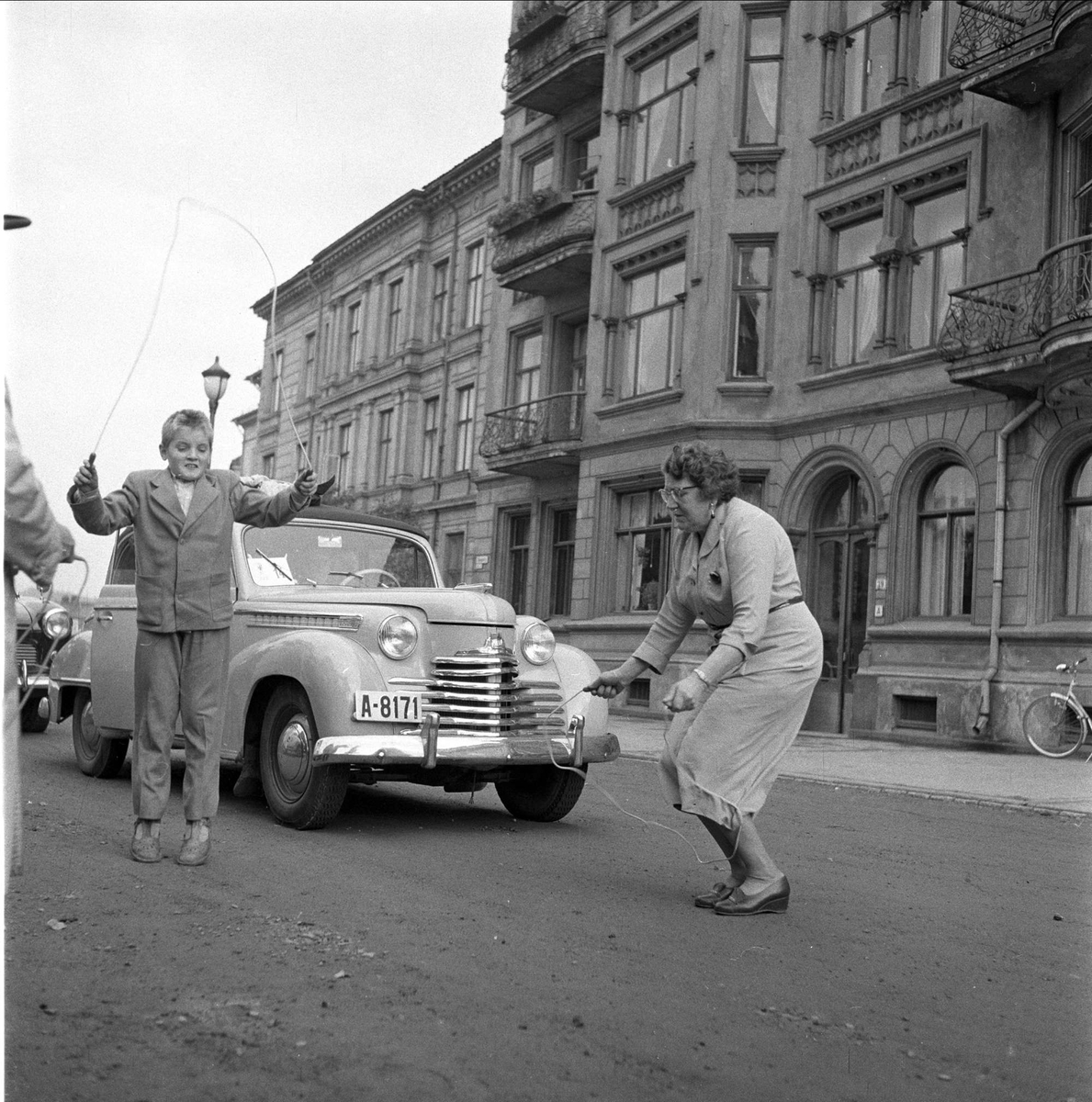 Aktiviteter i forbindelse med rebusløp for biler Dagbladet, Oslo, 24.09.1956. Opel Olympia