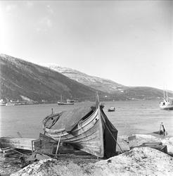 Gammel fiskebåt ligger på stranda. Bodø mars 1963. Nordlands