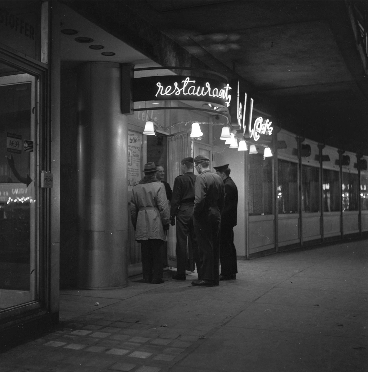 Militære i Oslo, besøker forskjellige restaturanter, Oslo, 15.12.1958.