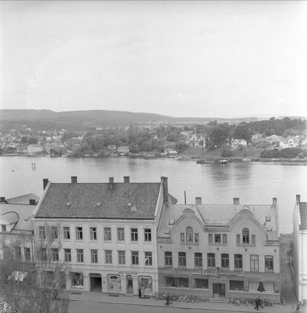 Porsgrunn, Telemark, 12.01.1957. Bygårder mot elva.
