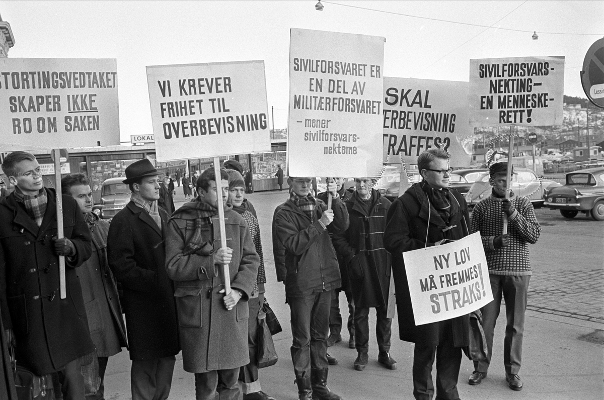 Sivilarbeidere demonstrerer, mars 1965. Unge menn med plakater.