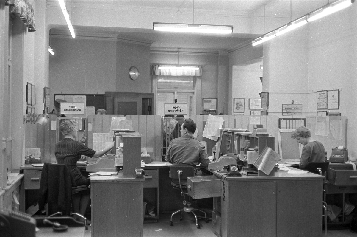 Fredrikstad, jan 1962. Interiør postkontor.