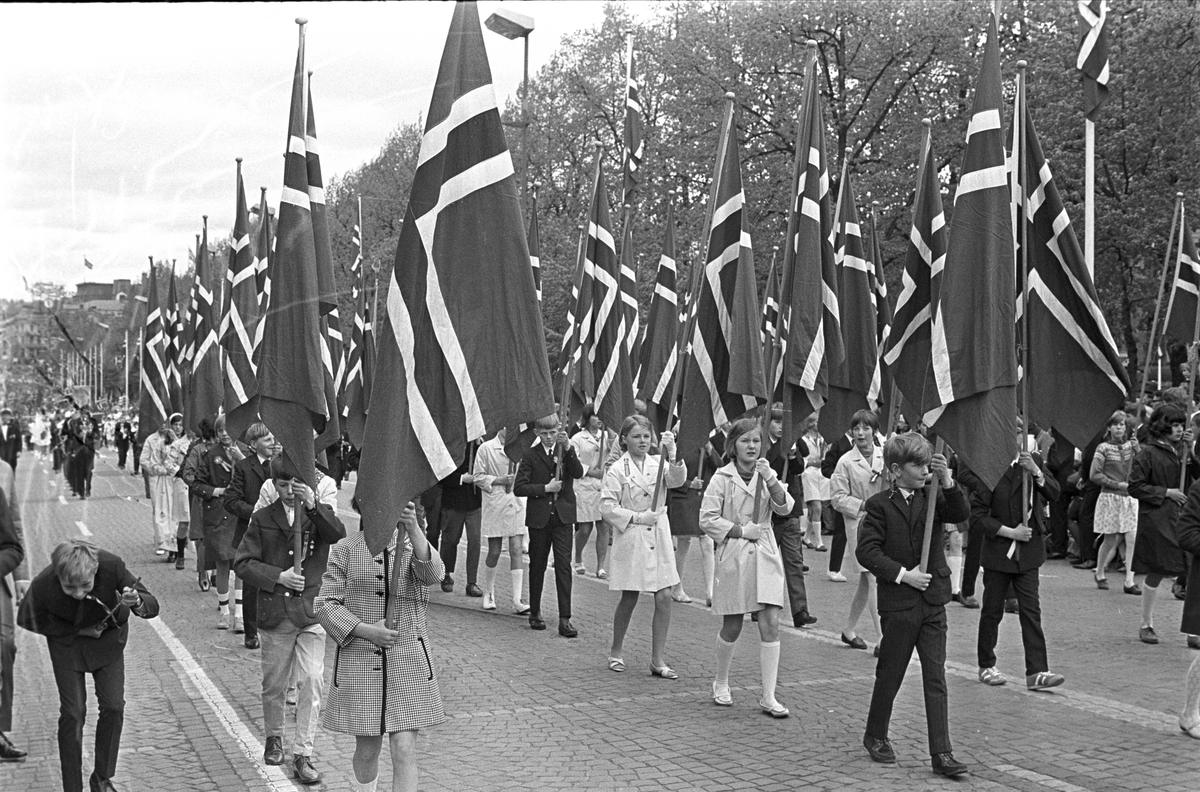 Fra Oslo, 17.05.1968.  Flaggborgen marsjerer ned Karl Johan den 17. mai.