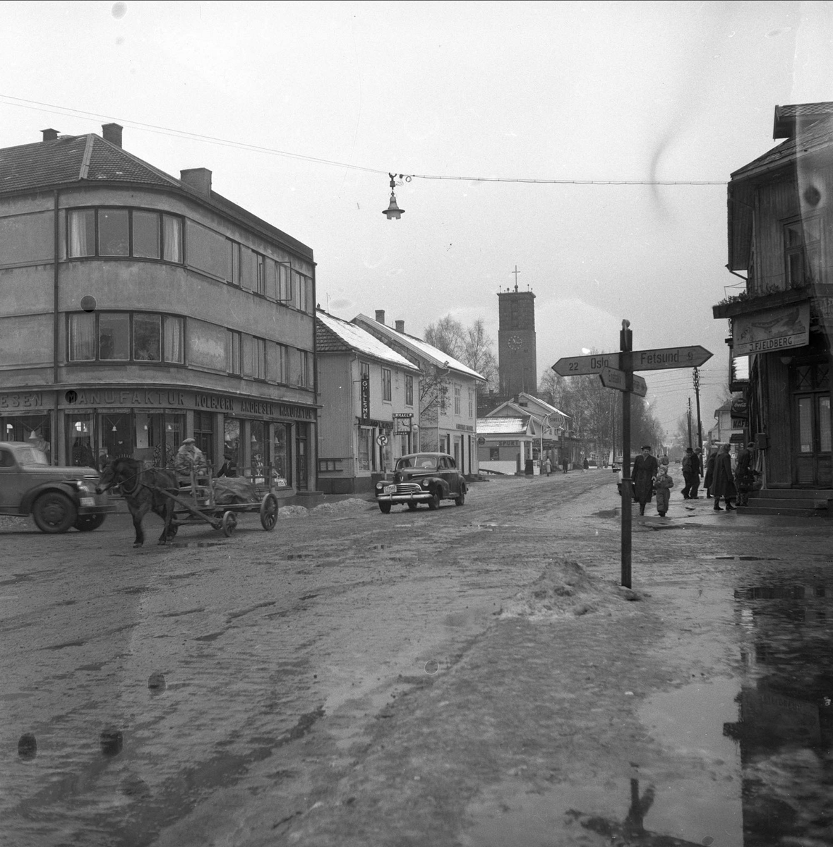Lillestrøm, Skedsmo, Akershus, desember 1952. Storgata. Hester og biler i gata.