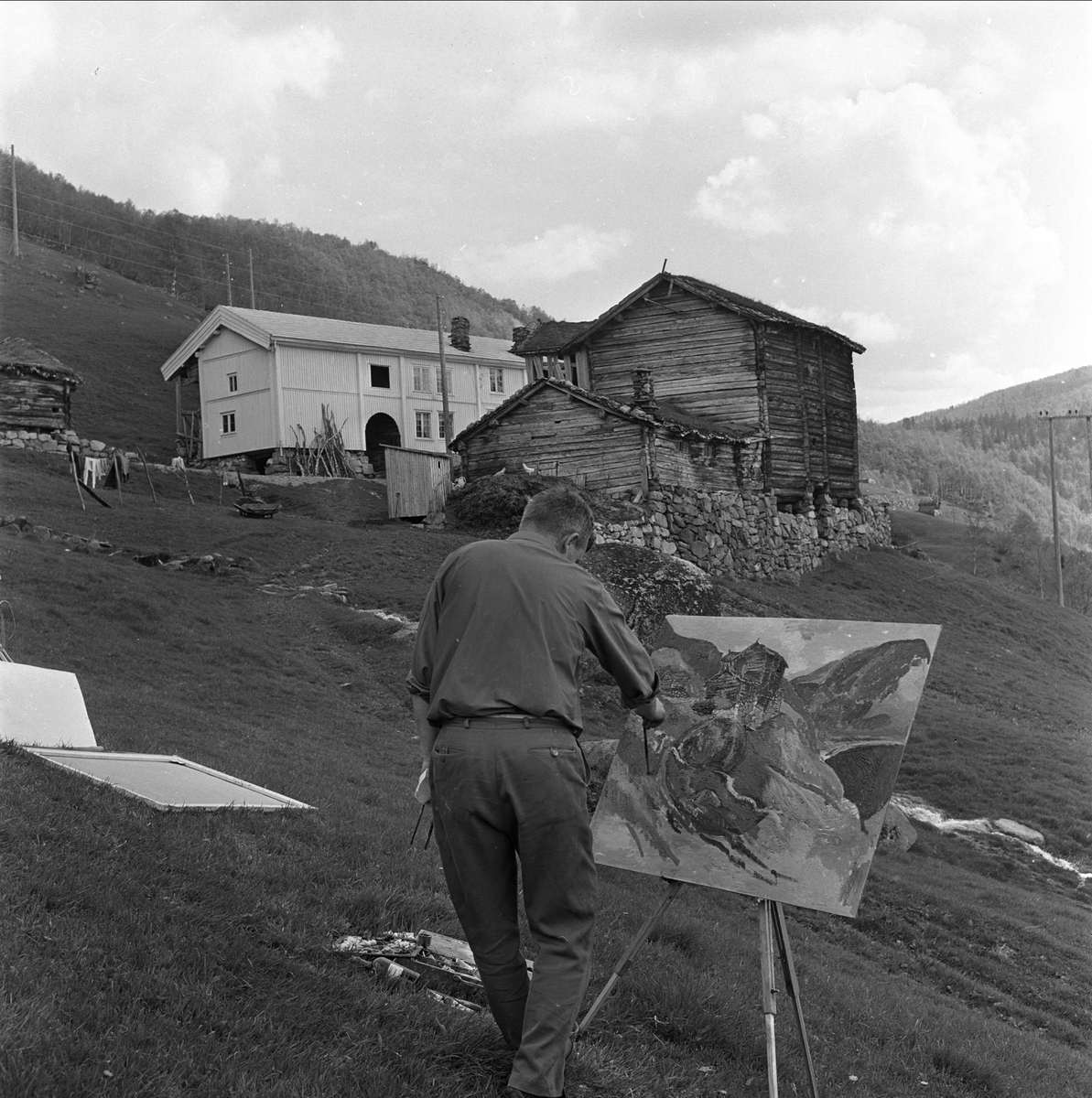 Bykle, Tveiten (Heimtveiten) Aust-Agder, 30.05.1963. Kunstmaler med staffeli og gårdstun.