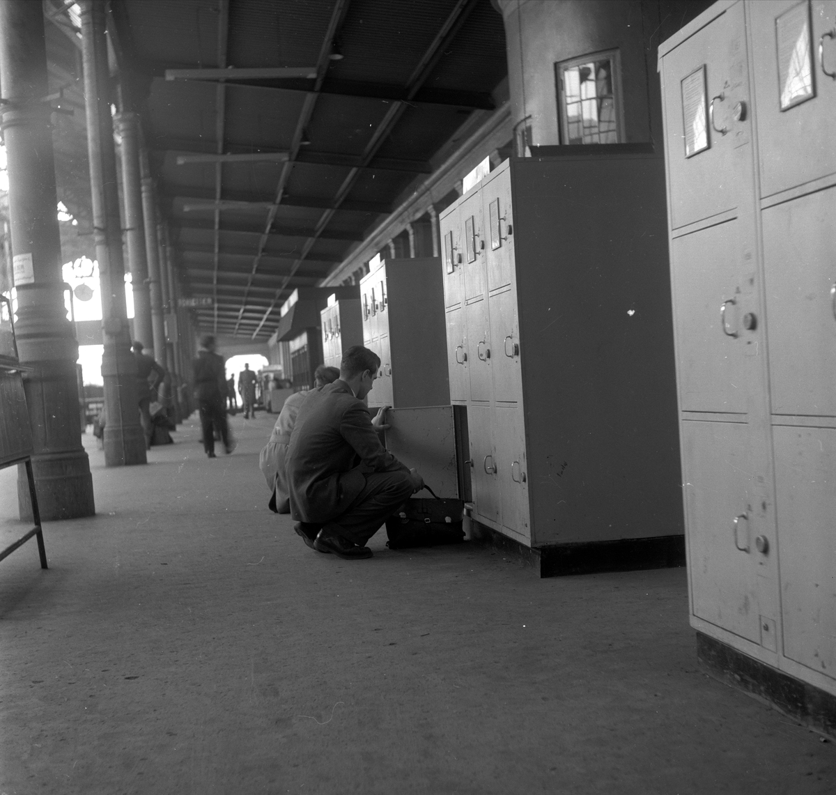 Jernbanetorget 1, Oslo, 16.04.1953. Østbanestasjonen. Oppbevaringsbokser.