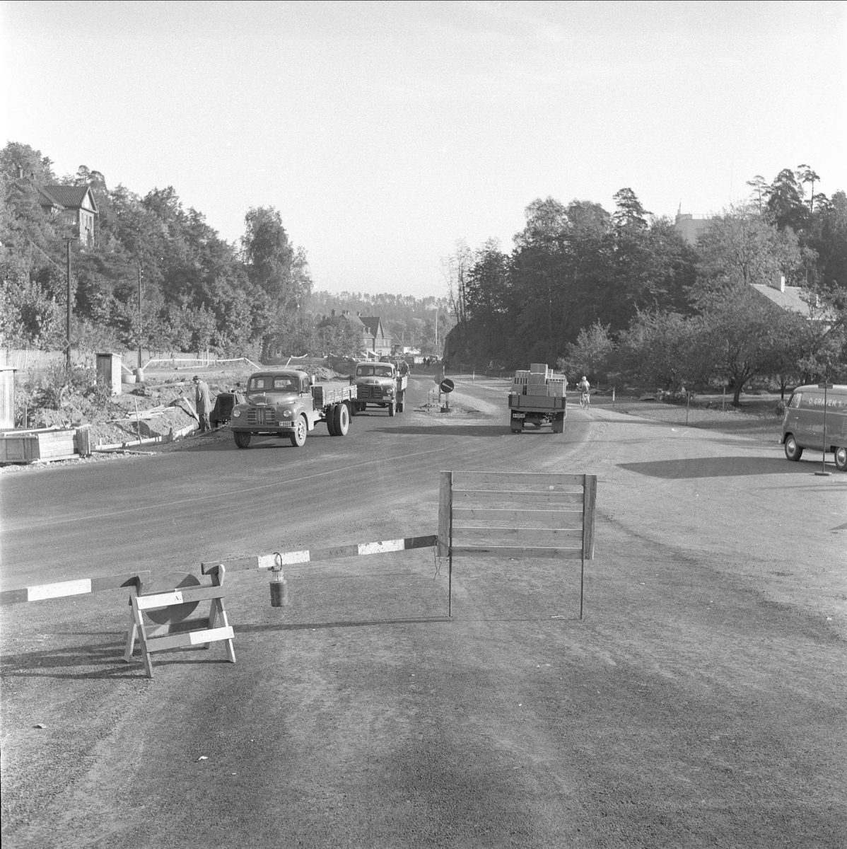 Drammensveien ved Lysaker i Bærum, 28.09.1957. Lastebiler og veiarbeid med sperringer.