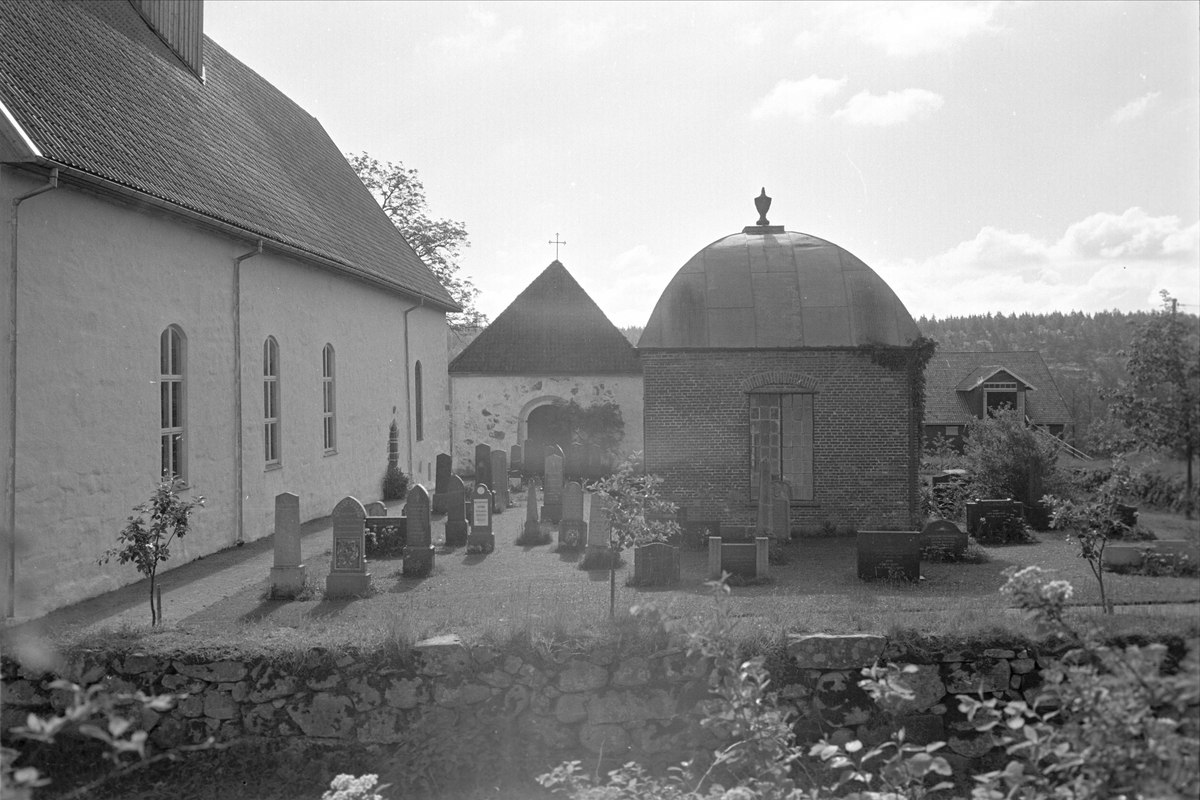 Kirkegård ved Skjeberg kirke.